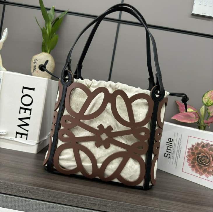 Picture of Loewe Handbags _SKUfw240688917fw